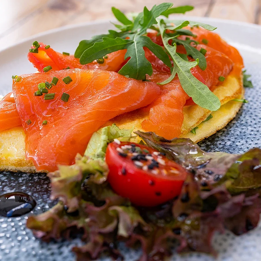 Omelette arugula and salmon