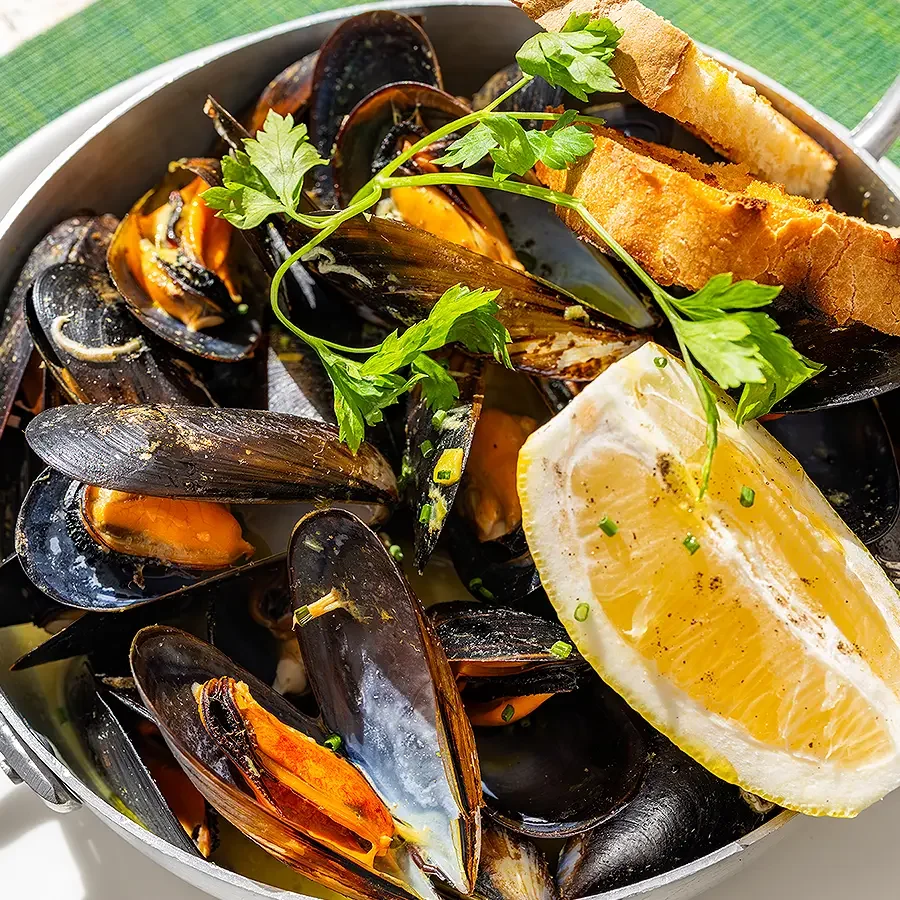 Steamed mediterranean-style mussels