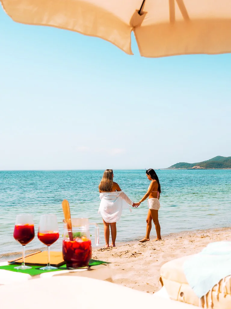 Sunbeds am Strand, Vanilla Beach Ibiza